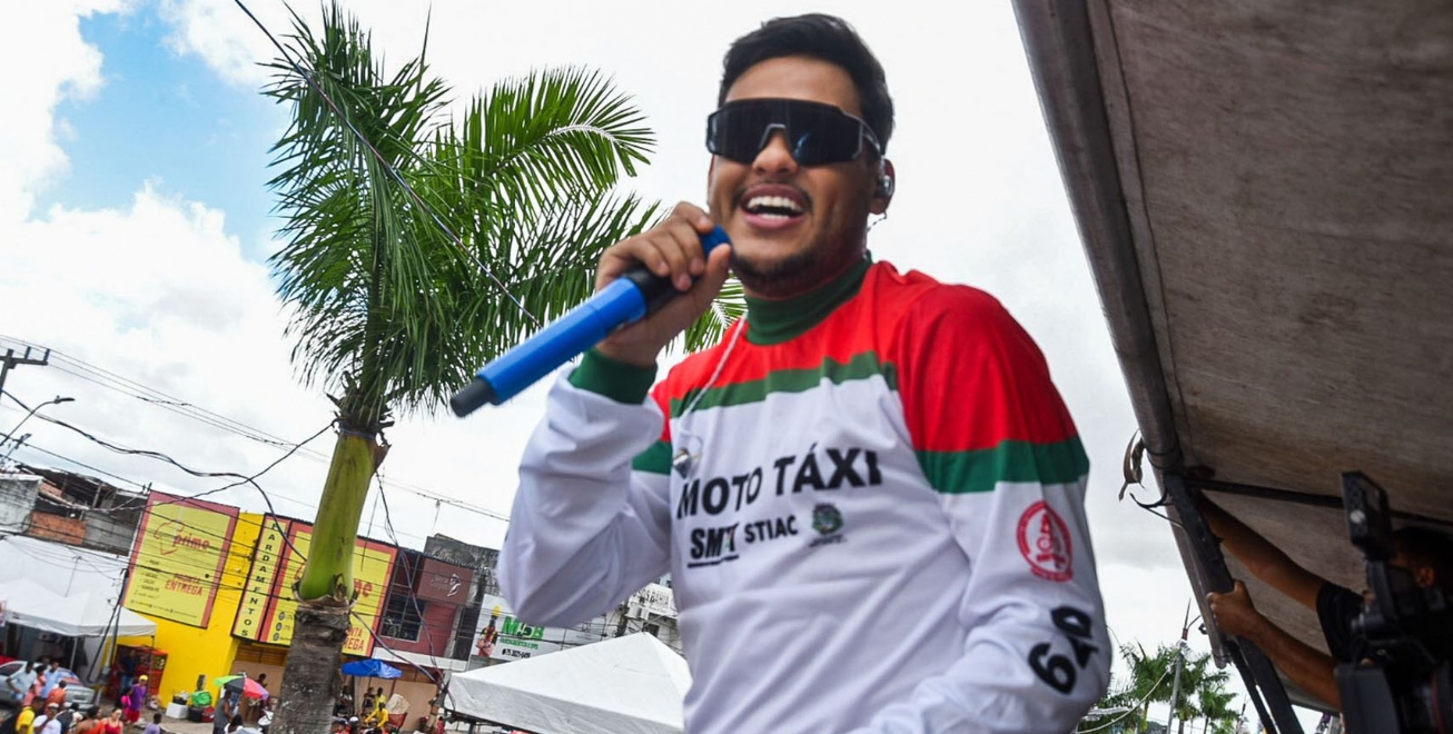 Thiago Aquino puxa multidão em arrastão e homenageia mototaxistas