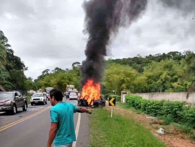 Tragédia: Duas pessoas morrem após carros baterem de frente em Camaçari, na BA