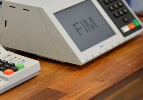 TSE quer substituir urna eletrônica por voto no celular