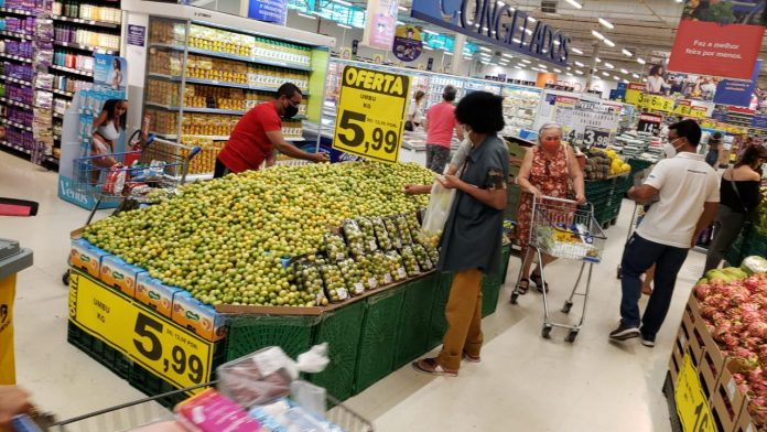 Umbu da Caatinga baiana está nas gondolas de rede de supermercados do Nordeste 