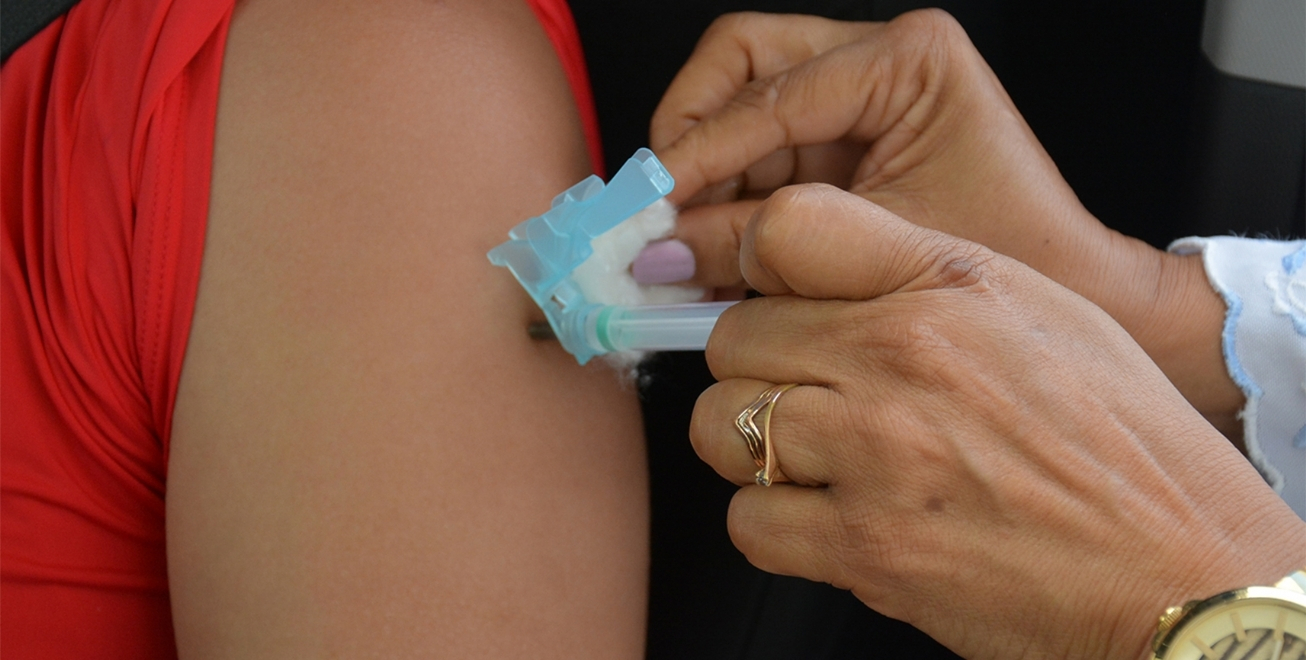 FEIRA DE SANTANA: Vacinação continua para nascidos até agosto de 2003 nesta quarta-feira (25)