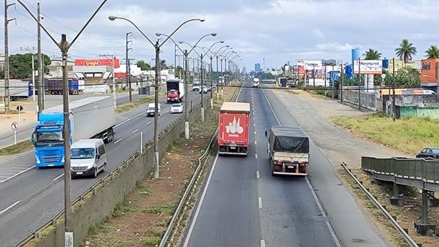 Vai pegar a BR- 324 entre os dias 18 a 21 de abril? A partir das 12h desta quinta-feira (18), utilize o acesso sinalizado no KM 524