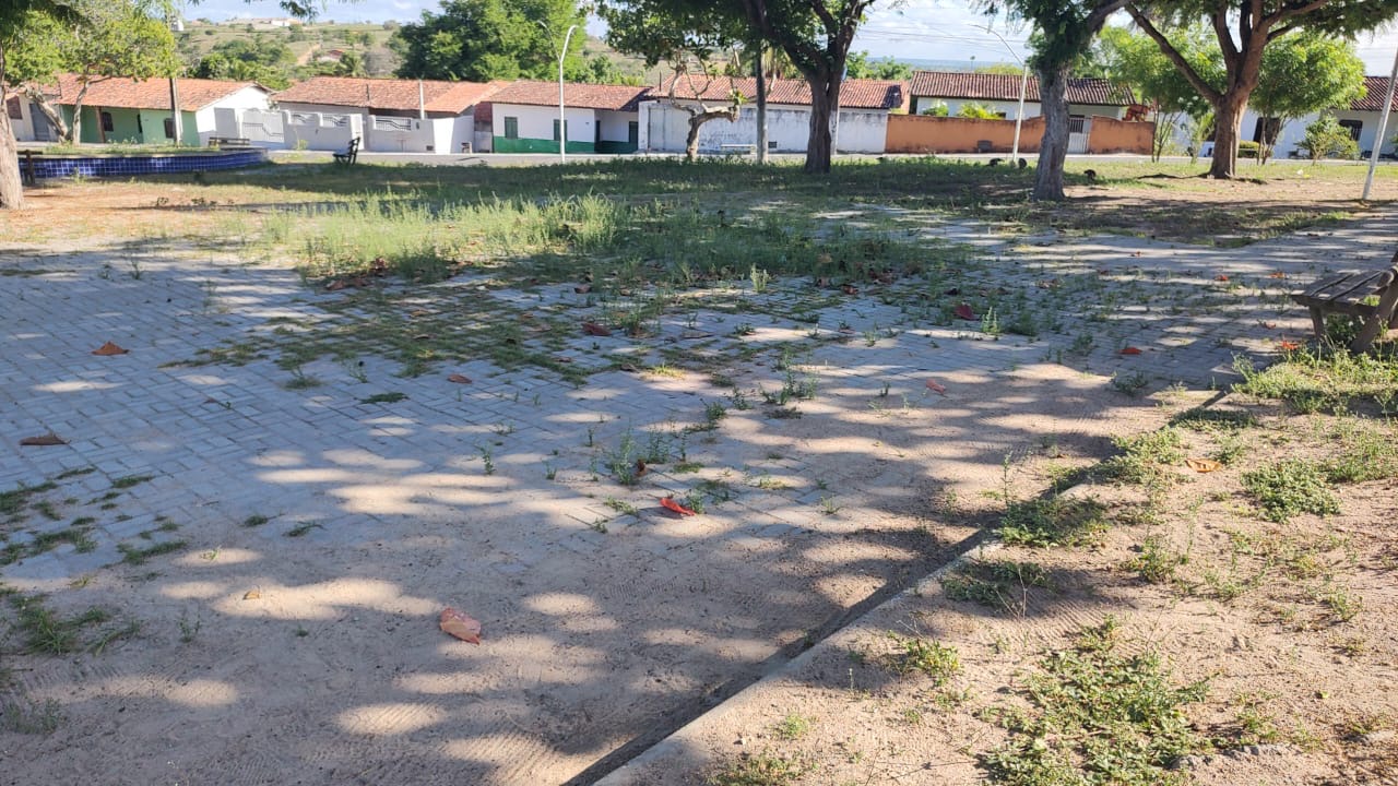 Vereador Lulinha da Gente Cobra Limpeza da Praça Dival Figueiredo Machado em Ipuaçu