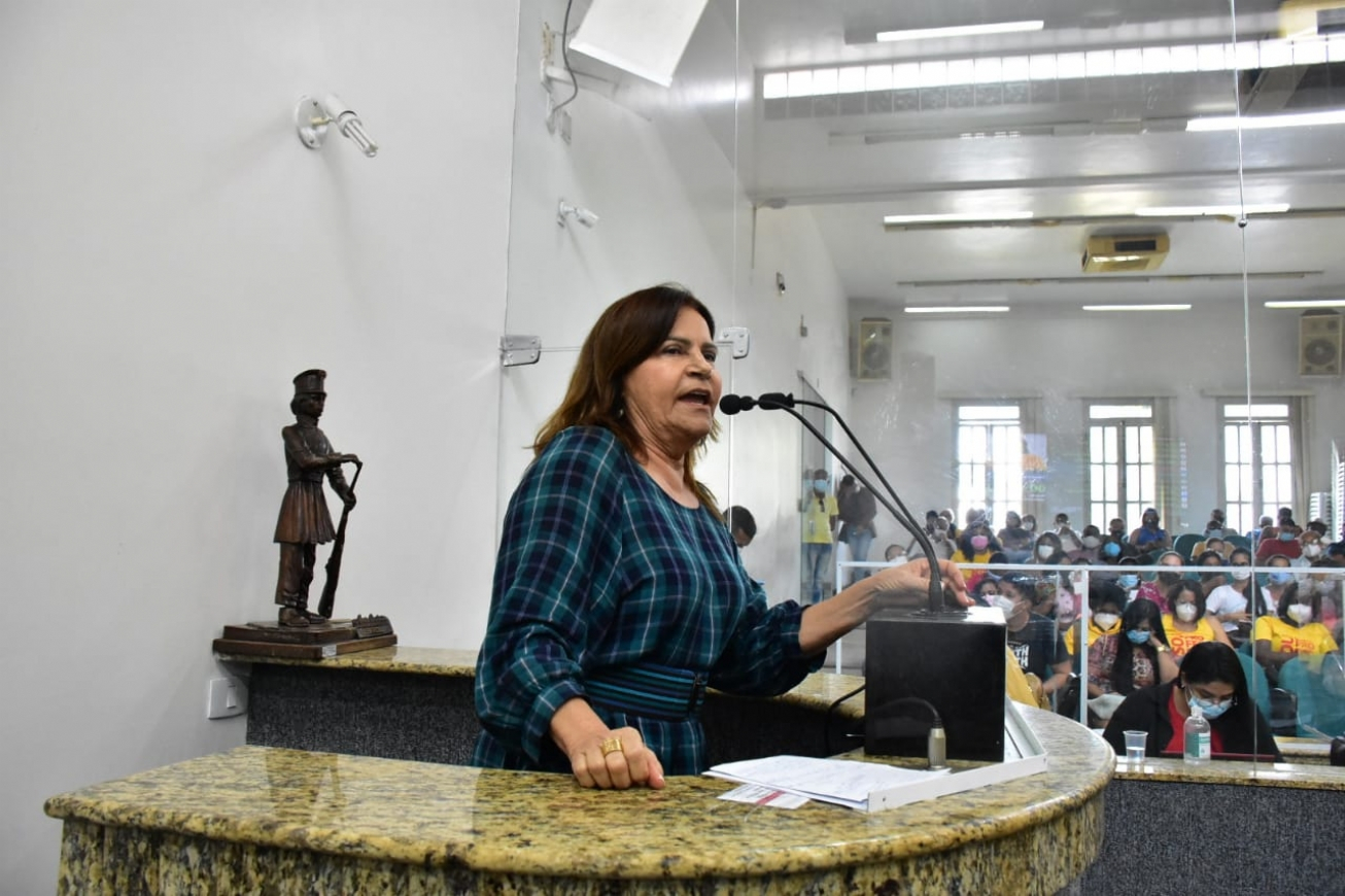 Vereadora defende renovação na política e condena contratação de servidores por cooperativas