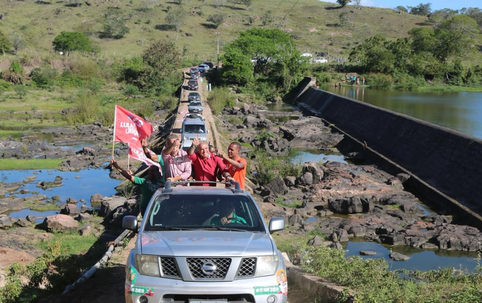 Zé Neto comemora ordem de serviço para pavimentação de estradas do distrito de Tiquaruçu, Jaguara e Bonfim, em Caravana